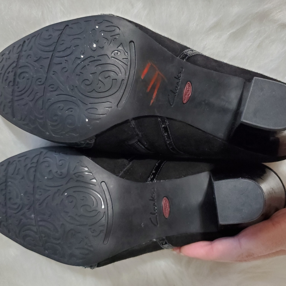 Clarks ankle bootie heels - Picture 4 of 6